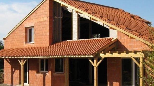 Строительство дома из керамических блоков: требования, правила, технология возведения