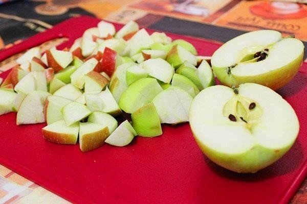 Нарезанные яблоки