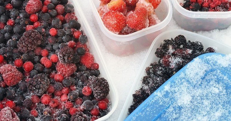 Замороженные ягоды в льдышка