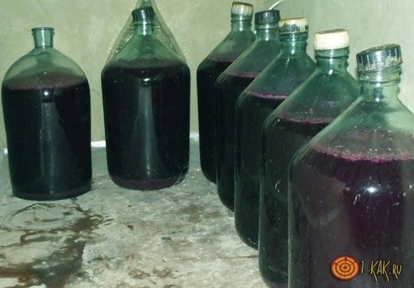 Бутыль кавказского вина из винограда