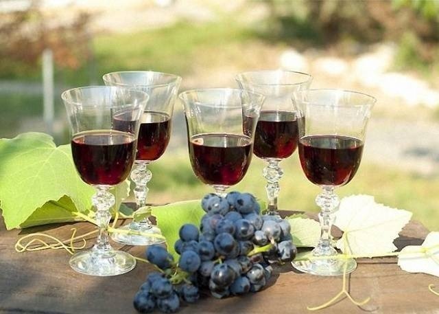 Вино виноградное изабелла