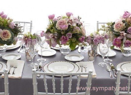 Красивая сервировка стола в цвете тауп