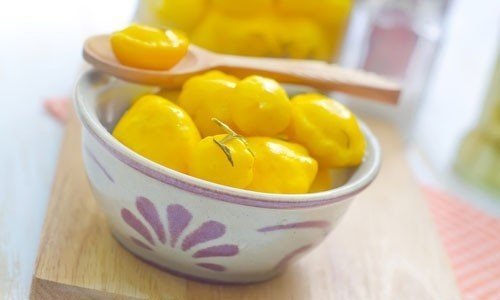 Желтый овощ маринованный