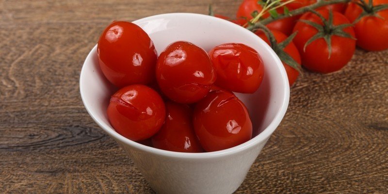 Соленые помидоры чери на тарел