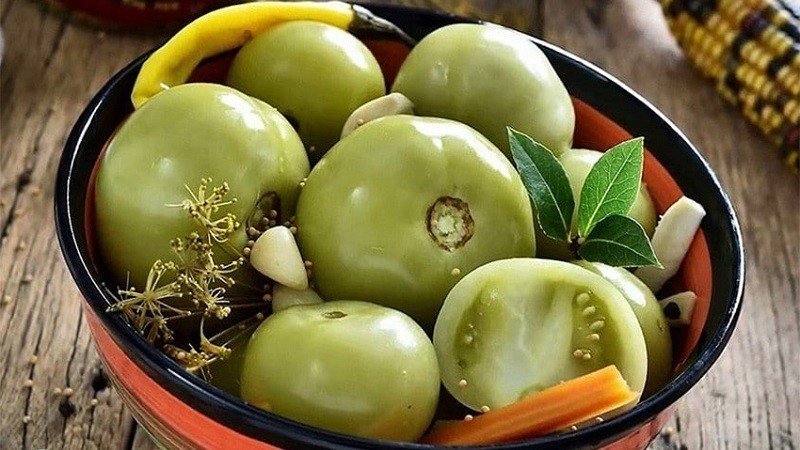 Зеленые помидоры в болгарском перце