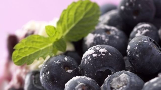 Замороженная черника: польза ягоды, подготовка к заморозке, четыре способа заморозить чернику на зиму, хранение и использование мороженных ягод